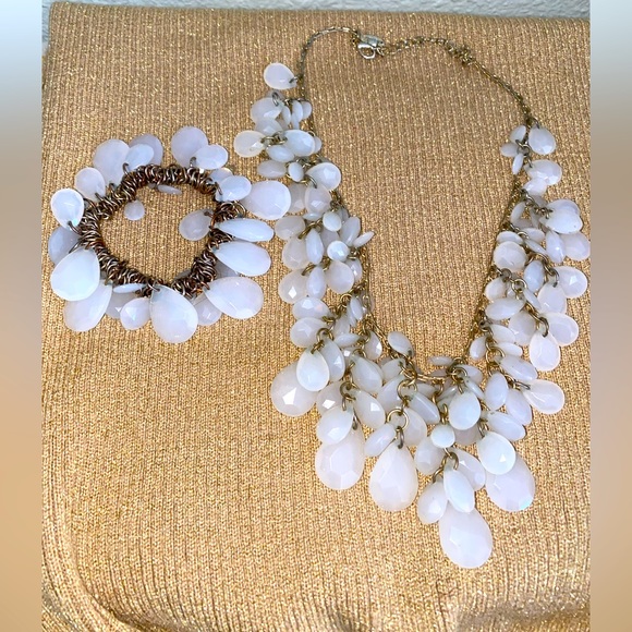 NATASHA NECKLACE AND BRACELET SET - WHITE W/GOLD CHAIN💖🤍💕 - Picture 1 of 4
